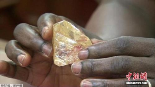非洲塞拉利昂一名男子近日发现了一枚重达706克拉的钻石，并决定上交给国家。据外媒当地时间3月16日报道称，这枚钻石或将成为世界上第十三重的钻石，估计售价将达到4.25亿美元。当地政府已经决定将这枚钻石进行公开拍卖，并将所得款项运用到国家和社区的建设上。