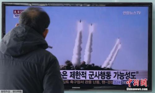 资料图：韩国民众在观看朝鲜发射短程导弹的电视新闻。