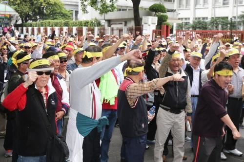 台湾抗议群众推倒拒马冲突，手比“倒扁手势”倒蔡。(图片来源：台湾《联合报》)