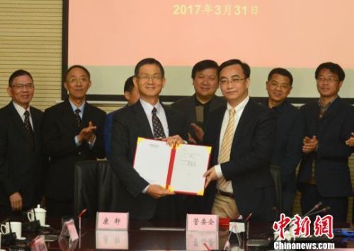 3月31日，李万吉和安徽合肥新站高新区管委会副书记蓝天签订合作办学协议。　郝嘉奇 摄