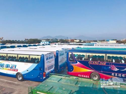 图为大批卖不掉的游览车停放在车场。(图片来源：台湾《中时电子报》)