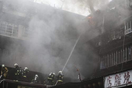台北市中华路二段的老旧公寓发生火警。台湾《联合报》记者杨万云／摄影