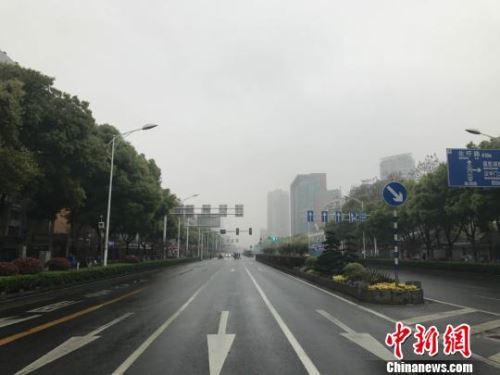 6日，江苏多地迎来雨水天气。图为南京天气阴沉。　杨颜慈 摄