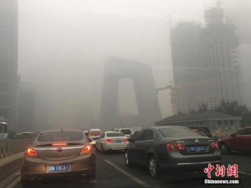 10月19日消息，昨天16时，北京市气象台发布霾黄色预警信号，预计昨日傍晚至19日北京大部地区有中度霾，南部地区有重度霾。通州、大兴区气象台也在16时前后发布霾橙色预警信号。截至16时，城六区PM2.5浓度已经超过150微克/立方米，达到5级重污染。图为国贸附近被雾霾笼罩，能见度降低。富田 摄