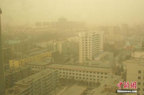 2月20日，在甘肃省张掖市，一场大风扬沙天气滚滚袭来。当日，甘肃省河西走廊地区遭遇入春以来第一次大风扬沙天气，大风扬起的沙尘弥漫在空中，给当地居民的生产生活带来一定影响。王将 摄