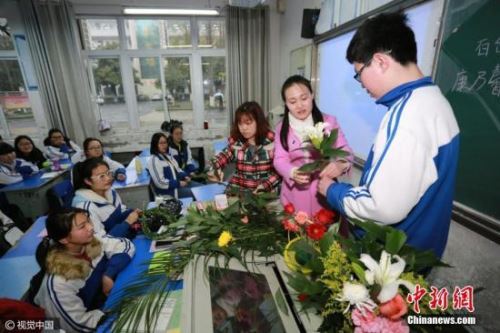 资料图：湖北省襄阳市，襄阳二十四中将走班制选修课带入学生课堂，以此促进学校素质教育的发展。图片来源：视觉中国