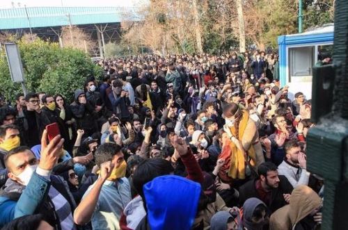 ▲当地时间2017年12月30日，伊朗德黑兰，民众抗议生活成本高等经济问题。  图/视觉中国