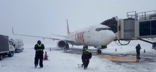 韩国济州遭暴雪袭击_2500名游客机场打地铺
