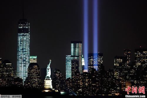 资料图：当地时间2013年9月10日，纽约曼哈顿，世贸遗址亮灯纪念9·11恐怖袭击12周年。
