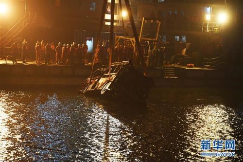 （重庆公交车坠江事故·后续）（1）重庆万州坠江公交车打捞出水
