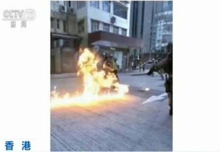 执勤的香港警察遭汽油弹袭击(来源：央视)