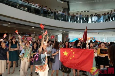 大批市民在中环国际金融中心唱国歌(大公文匯全媒体记者 麦钧杰 摄)