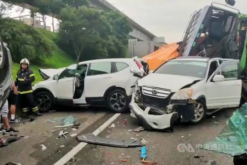 台湾一高速公路发生7车连环撞事故致7人轻重伤