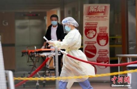 2月10日，香港东区医院医护人员在忙碌工作。中新社记者 洪少葵 摄 